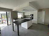 Cuisine blanche mat avec plan de travail en compact noir &agrave; Florennes  - Cuisines &eacute;quip&eacute;es design compl&egrave;tes Cr&eacute;a-M